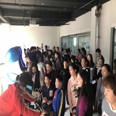 vr體驗(yàn)館要花多少錢？一般包括哪些vr游戲設(shè)備？要不要考慮vr加盟？